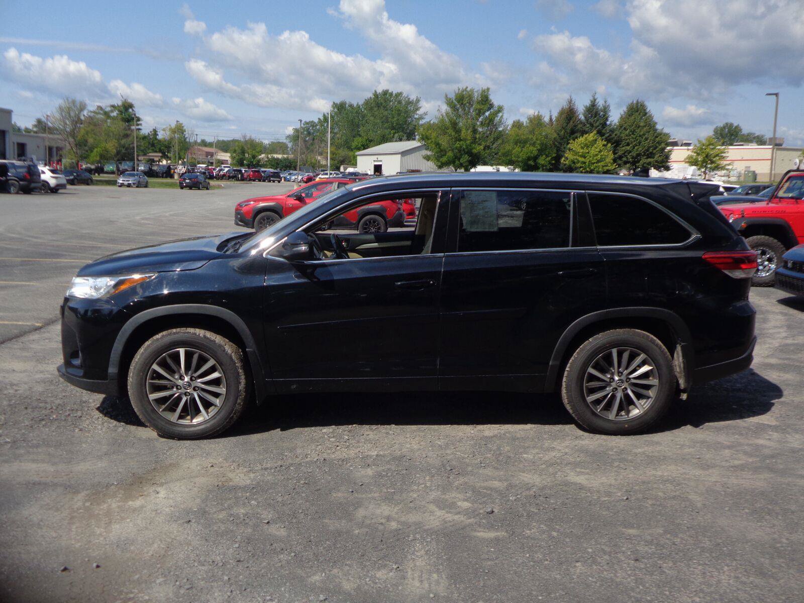 Used 2018 Toyota Highlander XLE AWD/4WD image 5