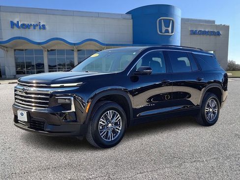 Used 2025 Chevrolet Traverse LT w/ Driver Confidence Package image 2