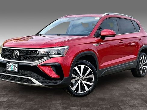 Used 2022 Volkswagen Taos SE w/ Panoramic Sunroof Package image 2