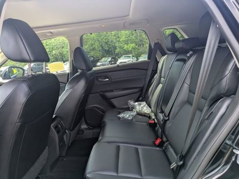 Used 2023 Nissan Rogue SV w/ SV Premium B Package image 16