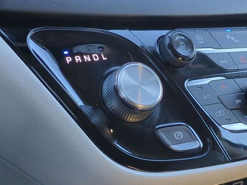 Used 2018 Chrysler Pacifica Touring-L Plus image 36