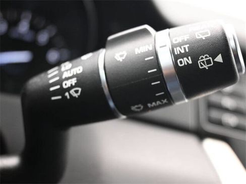 Used 2017 Land Rover Discovery Sport SE image 25