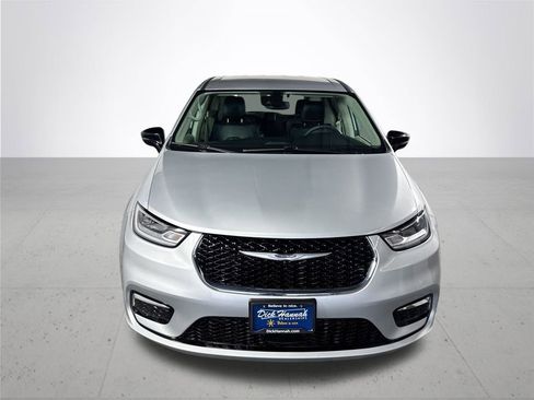 Used 2024 Chrysler Pacifica Touring-L image 3