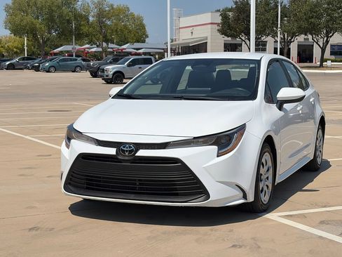 Used 2025 Toyota Corolla LE FWD image 4