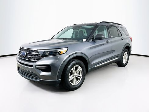 Used 2021 Ford Explorer XLT image 3