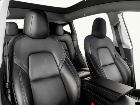 Used 2022 Tesla Model Y Long Range image 43