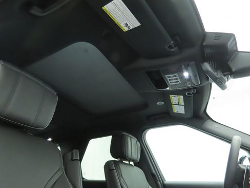 Used 2024 Land Rover Discovery Dynamic SE image 18