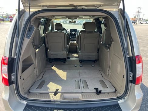 Used 2013 Chrysler Town & Country Touring-L w/ Driver Convenience Group FWD image 33