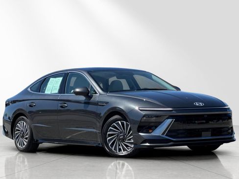 Certified 2025 Hyundai Sonata Limited FWD image 2
