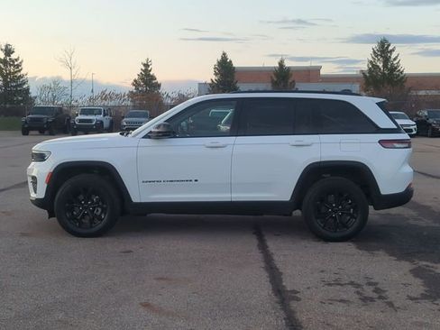 Used 2025 Jeep Grand Cherokee Altitude AWD/4WD image 6