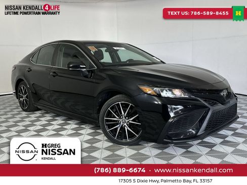 Used 2021 Toyota Camry SE FWD image 1