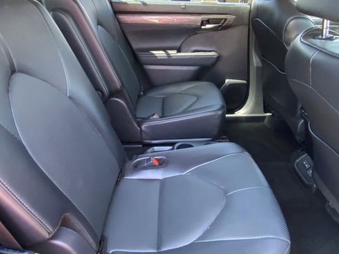 Used 2024 Toyota Highlander Limited AWD/4WD image 18
