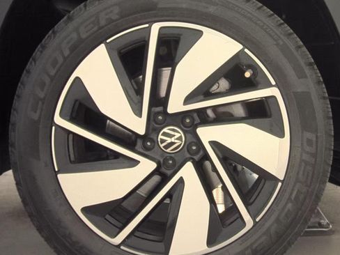 Used 2024 Volkswagen Atlas SE w/ Panoramic Sunroof Package AWD/4WD image 17