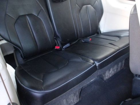 Used 2018 Chrysler Pacifica Limited FWD image 26