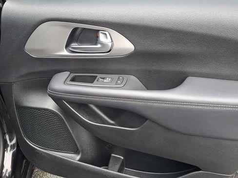 Used 2023 Chrysler Pacifica Limited w/ S Appearance Package image 10