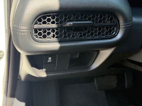 Used 2023 Honda HR-V LX image 19