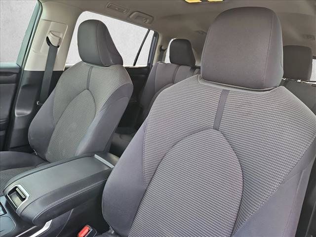 Used 2020 Toyota Highlander LE FWD image 12