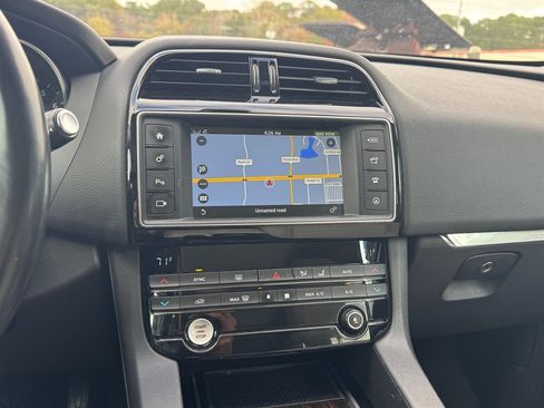 Used 2018 Jaguar F-PACE Prestige image 8