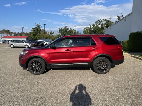 Used 2019 Ford Explorer XLT w/ Equipment Group 202A AWD/4WD image 7