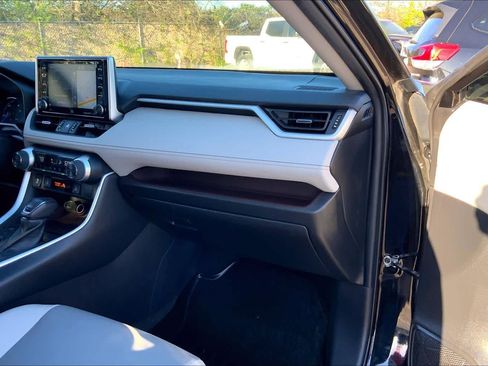 Used 2021 Toyota RAV4 Limited image 19