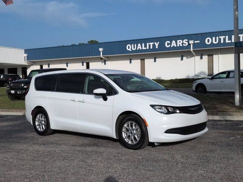Used 2023 Chrysler Voyager LX FWD image 2