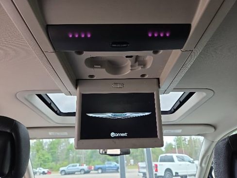 Used 2016 Chrysler Town & Country Touring-L FWD image 8