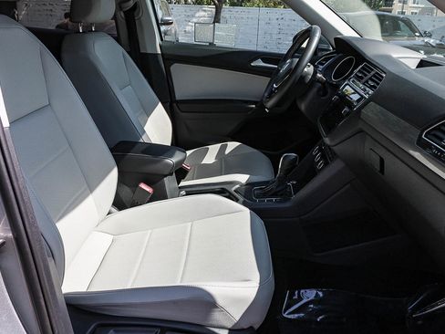 Used 2021 Volkswagen Tiguan SE FWD image 16