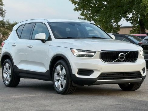 Used 2022 Volvo XC40 T4 Momentum image 8
