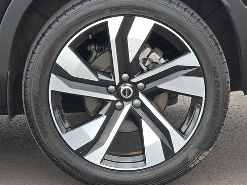 Used 2024 Volvo XC40 B5 Plus w/ Protection Package Premier AWD/4WD image 32