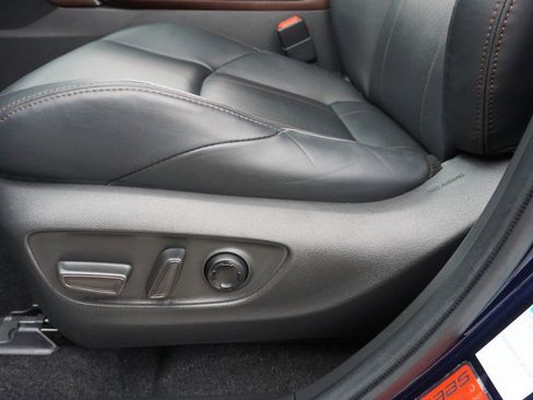 Used 2021 Toyota Venza Limited image 23