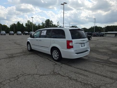 Used 2015 Chrysler Town & Country Touring w/ Driver Convenience Group FWD image 3