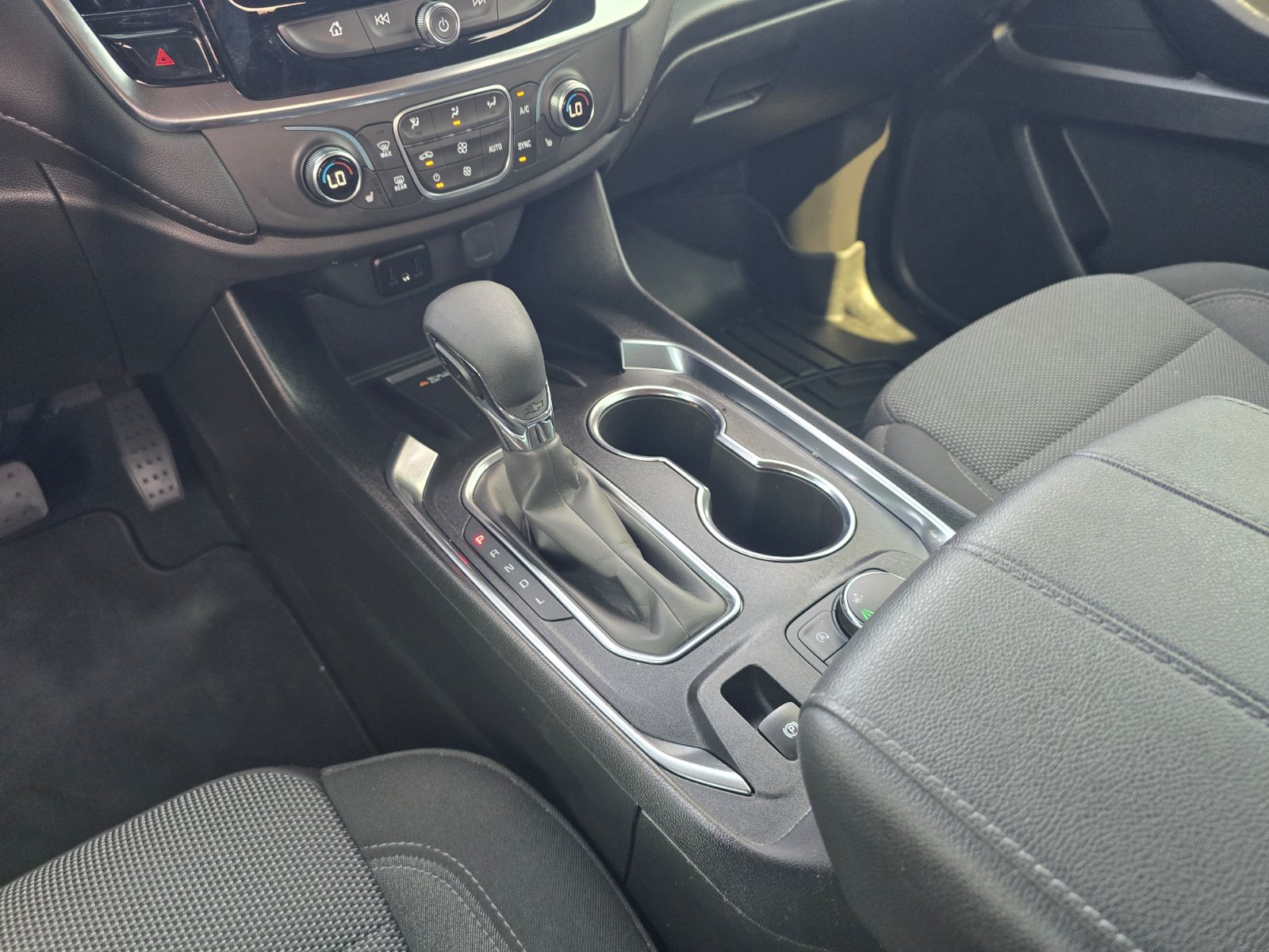 Used 2023 Chevrolet Traverse LT FWD image 18