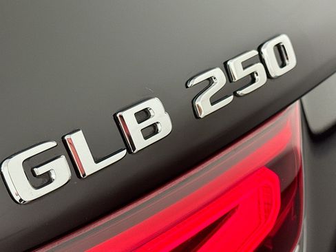 Used 2023 Mercedes-Benz GLB 250 4MATIC image 8