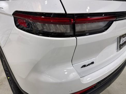 New 2025 Jeep Grand Cherokee Limited image 12