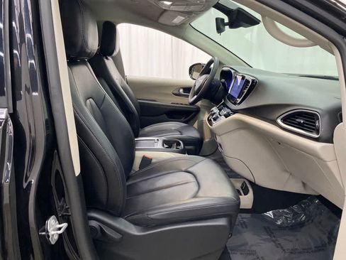 Used 2024 Chrysler Pacifica Touring-L FWD image 18