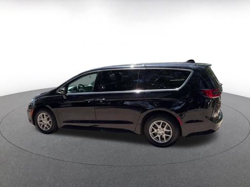 Used 2024 Chrysler Pacifica Touring-L FWD image 10