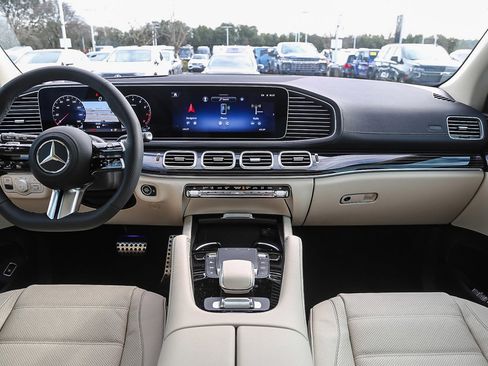 Used 2024 Mercedes-Benz GLS 580 4MATIC image 9