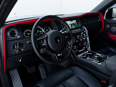 Used 2023 Rolls-Royce Cullinan image 3