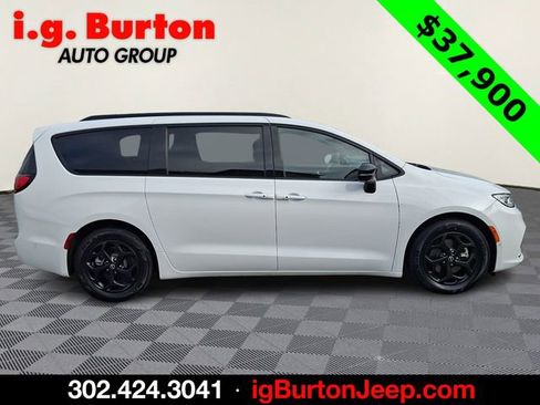 Used 2025 Chrysler Pacifica Premium image 7