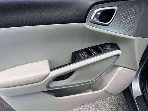 Used 2025 Kia Soul LX w/ LX Technology Package FWD image 13