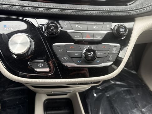 Used 2022 Chrysler Pacifica Touring-L image 26