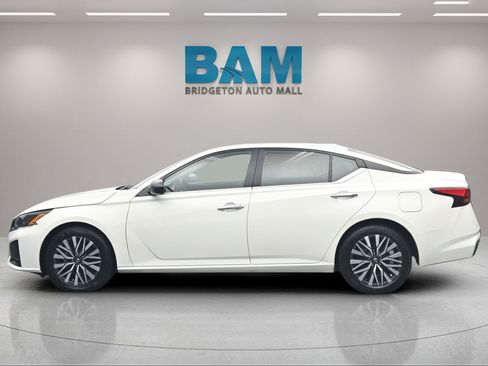Used 2025 Nissan Altima 2.5 SV FWD image 3