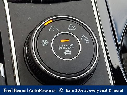 Certified 2022 Volkswagen Atlas Cross Sport SEL AWD/4WD image 32