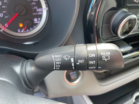 Used 2021 Toyota Highlander LE FWD image 16