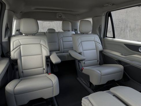 New 2026 Lincoln Navigator Premiere AWD/4WD image 12