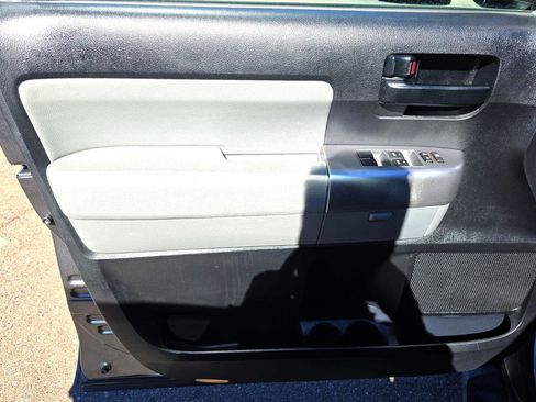 Used 2018 Toyota Sequoia SR5 w/ Carpet Mat Package image 22