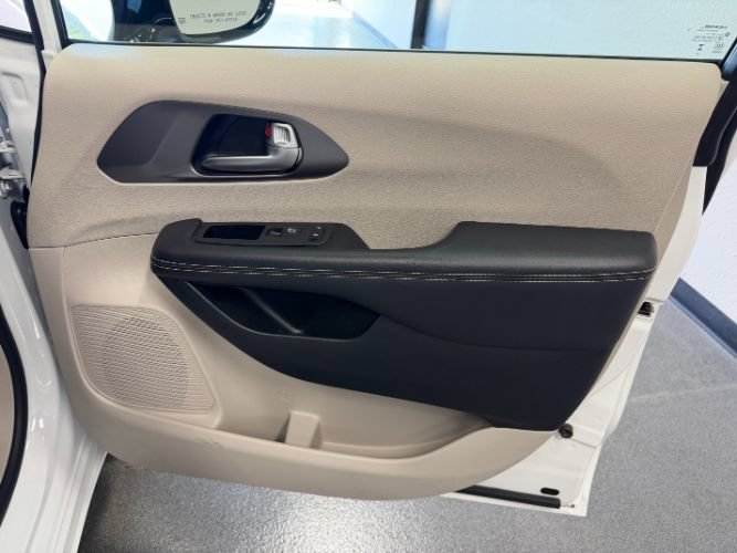 Used 2024 Chrysler Pacifica Touring-L FWD image 35