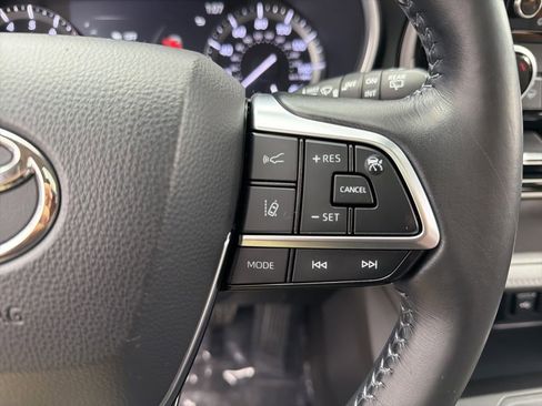 Used 2020 Toyota Highlander XLE AWD/4WD image 13