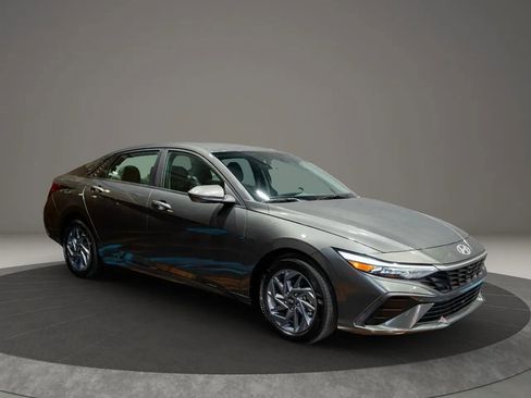 Used 2024 Hyundai Elantra SEL image 5
