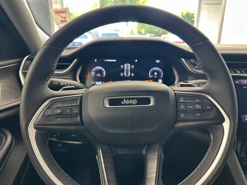 Used 2023 Jeep Grand Cherokee Limited AWD/4WD image 23